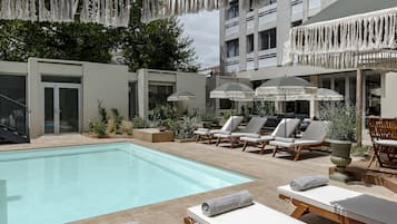 室外泳池;泳池傘、躺椅