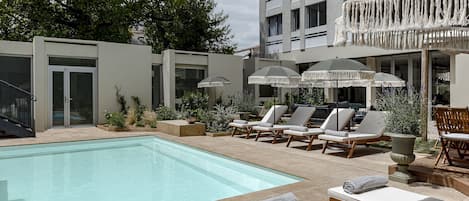 Piscina externa, guarda-sóis, espreguiçadeiras