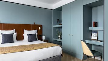 Une chambre moderne avec un grand lit, un bureau et une chaise.