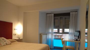 Standard Double Room | Desk, soundproofing, free WiFi, bed sheets