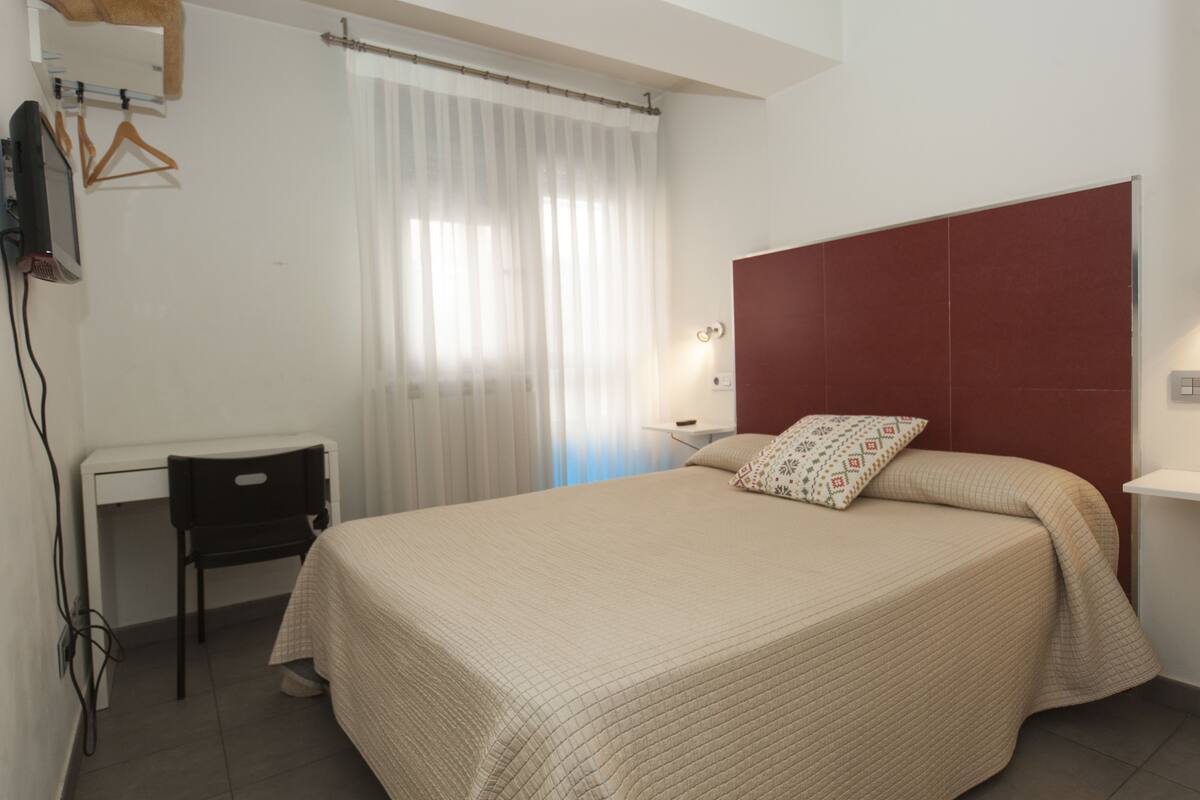 Desk, soundproofing, free WiFi, bed sheets