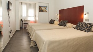A hotel room with two beds, a desk, and a chair. - Alda Soria Rooms (Soria)