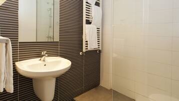 Standard Double Room | Desk, soundproofing, free WiFi, bed sheets