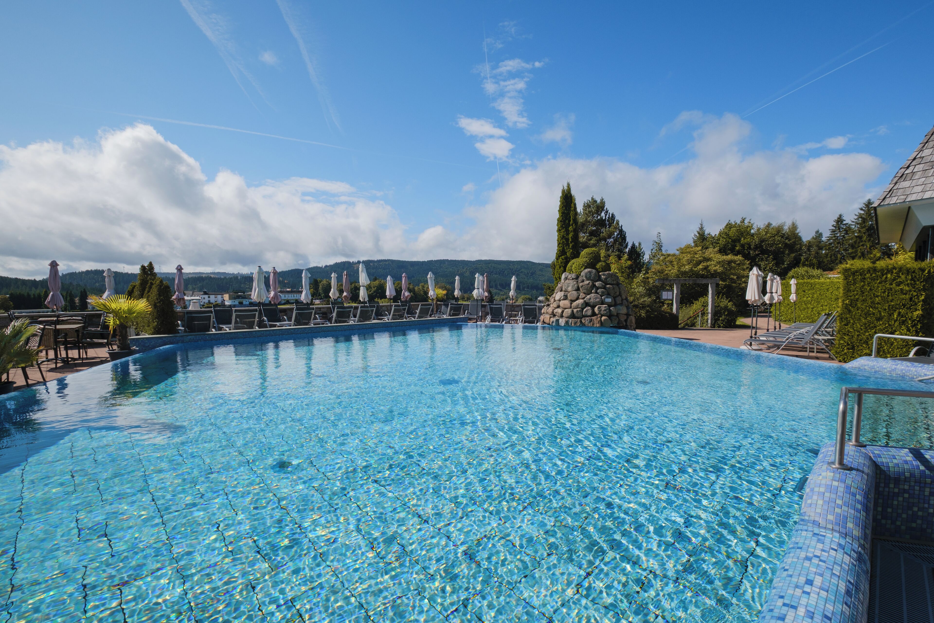 Inomhuspool, utomhuspool, parasoller och solstolar