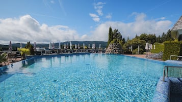 Inomhuspool, utomhuspool, parasoller och solstolar