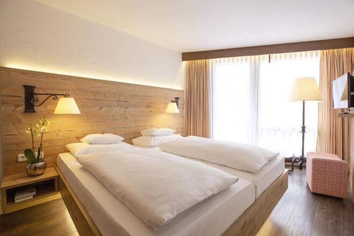 Hypo-allergenic bedding, minibar, in-room safe, desk
