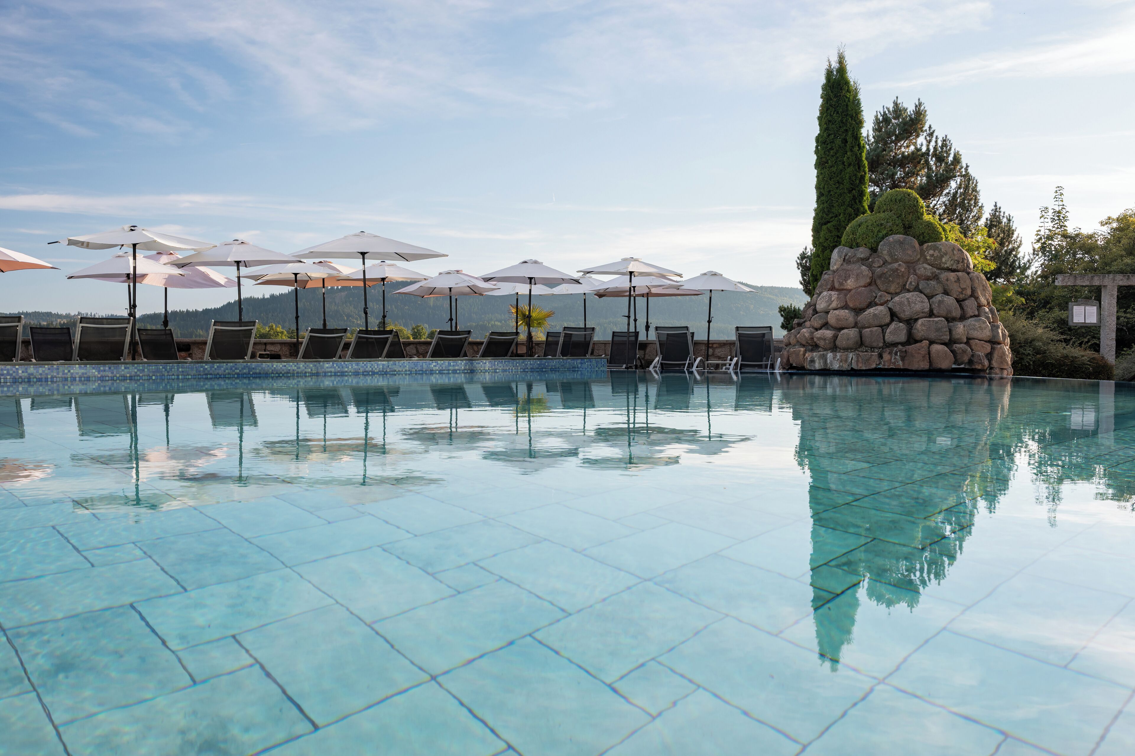 Piscine couverte, piscine extérieure, parasols de plage, chaises longues