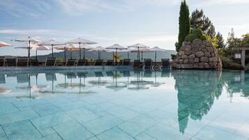 Piscine couverte, piscine extérieure, parasols de plage, chaises longues