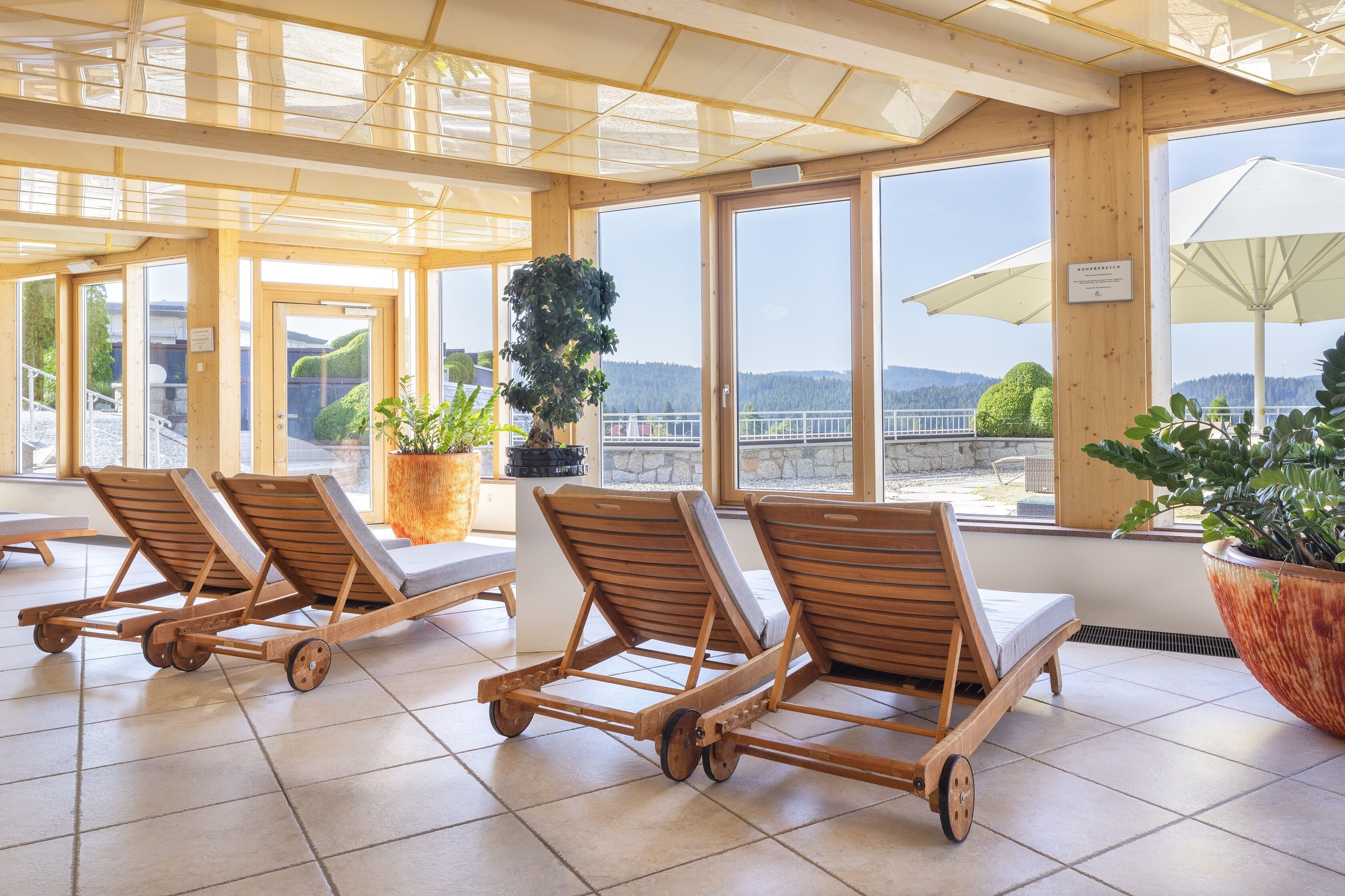 Salas de tratamiento para parejas, sauna y tina de hidromasaje 