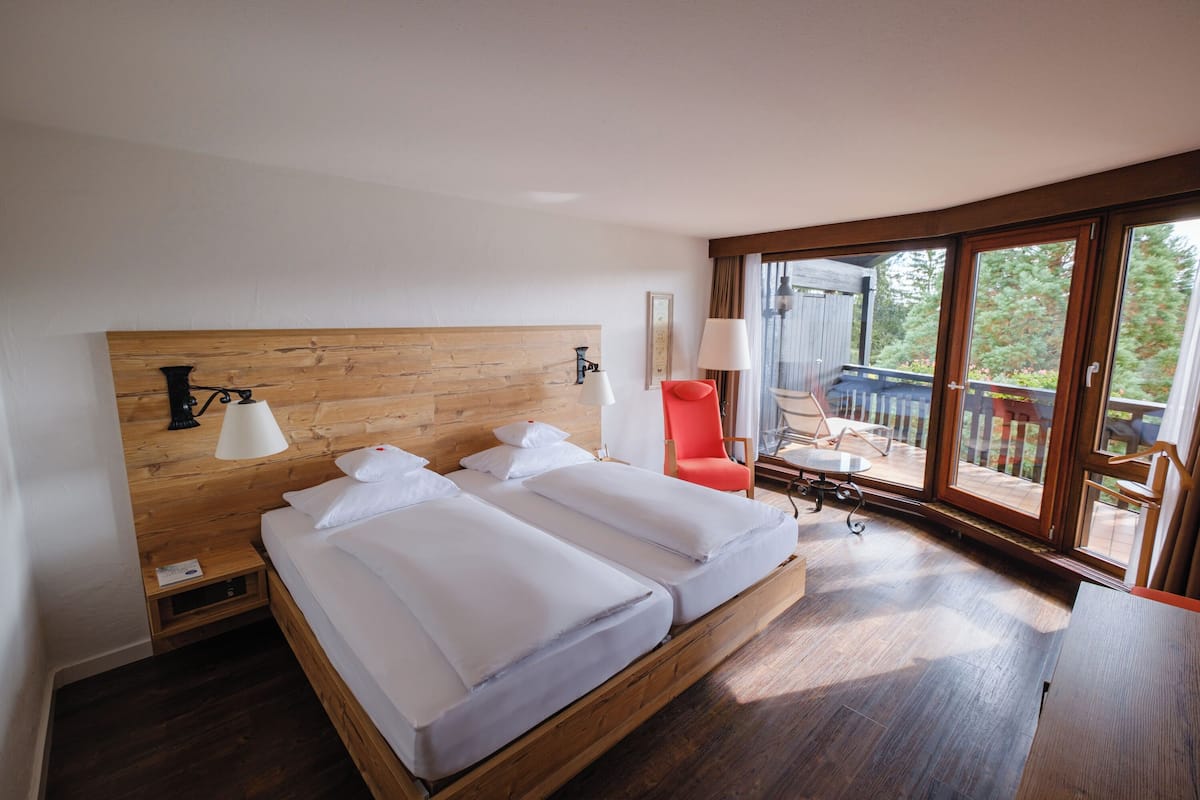 Svit Superior | Allergitestade sängkläder, minibar och värdeförvaringsskåp på rummet