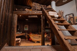 Salas de tratamiento para parejas, sauna y tina de hidromasaje 