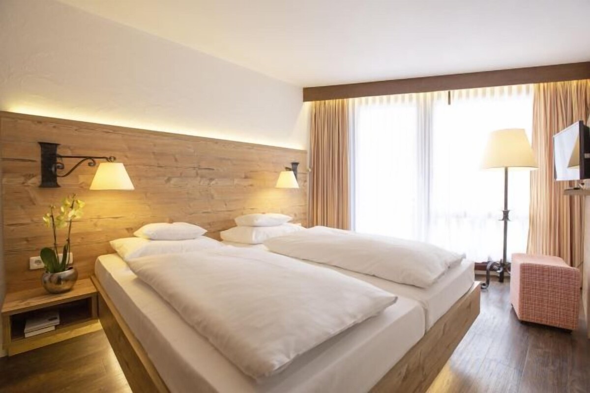 Hypo-allergenic bedding, minibar, in-room safe, desk