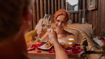 Salas de tratamiento para parejas, un sauna, una bañera de hidromasaje