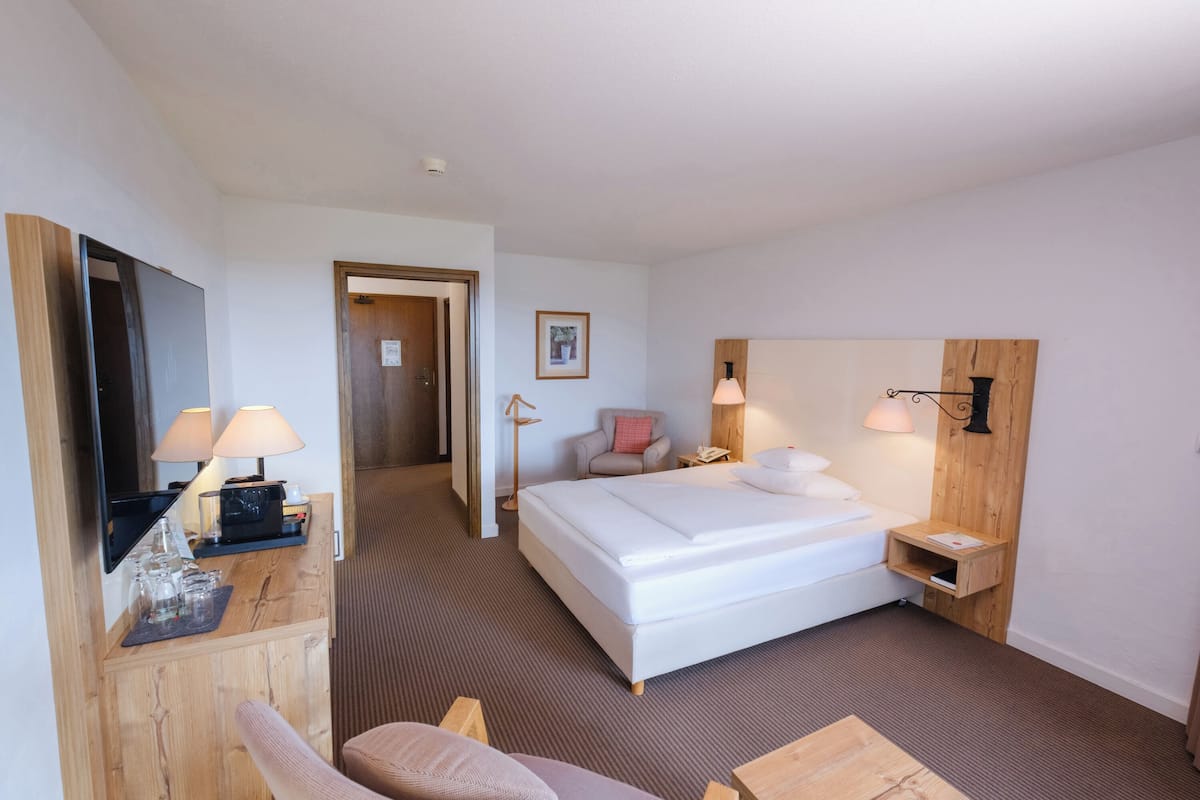 Comfort enkelrum (South Facing) | Allergitestade sängkläder, minibar och värdeförvaringsskåp på rummet