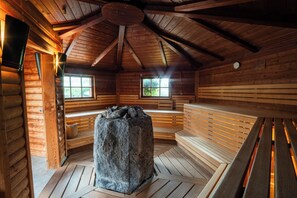 Salas de tratamiento para parejas, sauna y tina de hidromasaje 