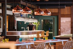 3 restaurantes; se sirve desayuno y cena