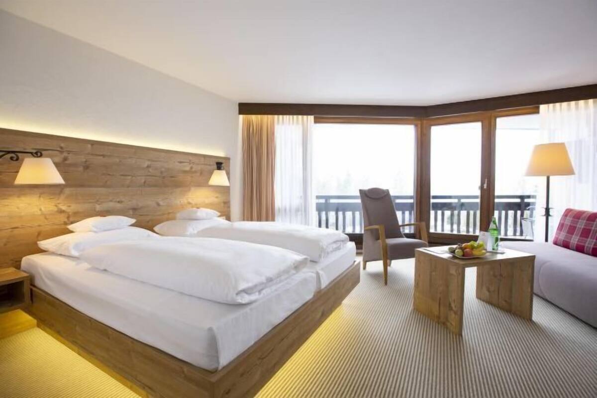 Hypo-allergenic bedding, minibar, in-room safe, desk