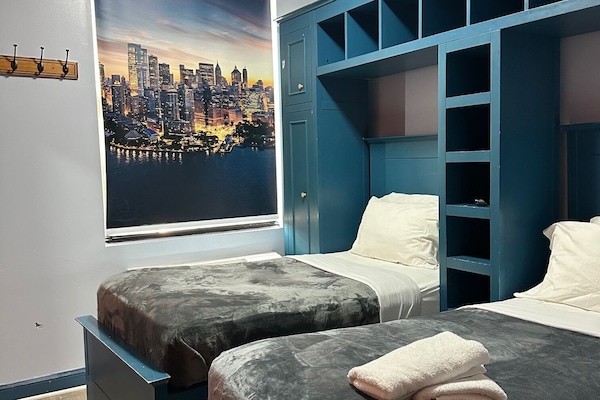 Twin Bed | Egyptian cotton sheets, premium bedding, pillowtop beds, in-room safe