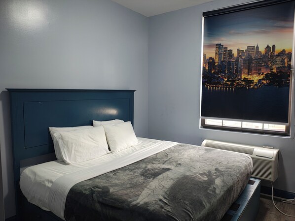 Standard King Room | Egyptian cotton sheets, premium bedding, pillowtop beds, in-room safe - Essence Hotel (Brooklyn)