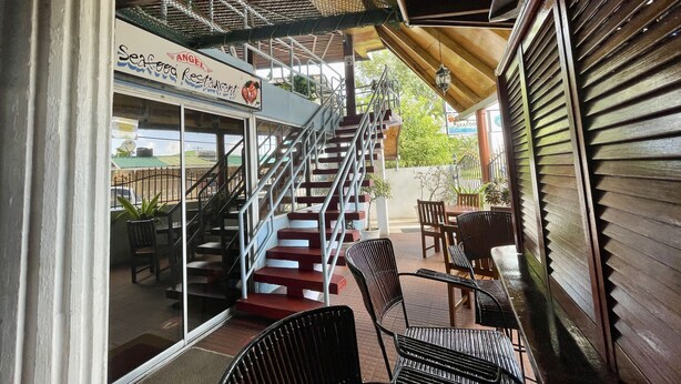 Un restaurant doté d’une terrasse, d’un escalier et offrant une vue sur les environs.