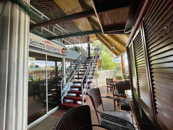 Breakfast, lunch and dinner served