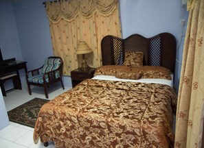 Premium bedding, in-room safe, laptop workspace, iron/ironing board - Kanuku Suites (Georgetown)