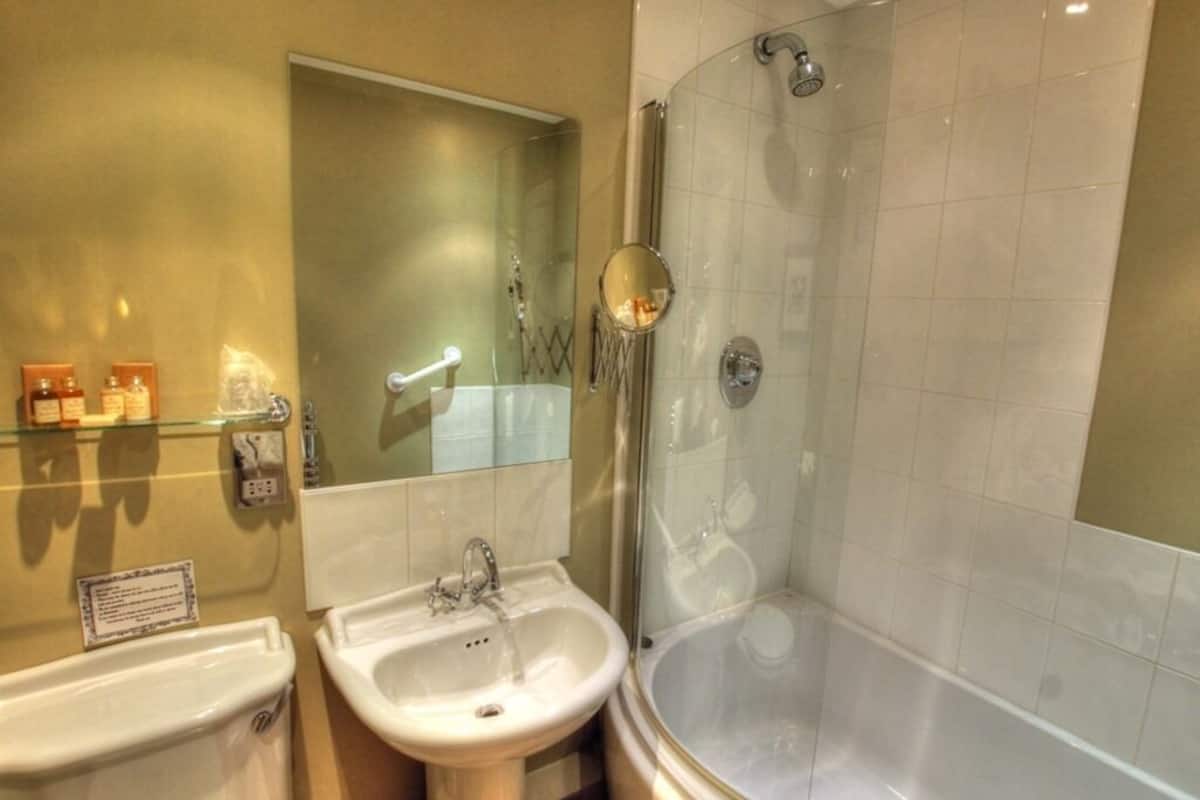 luxury double room, 1 king bed, ensuite | bathroom