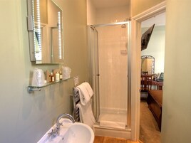 Economy Double Room, Ensuite (Single/Small Double) | Bathroom