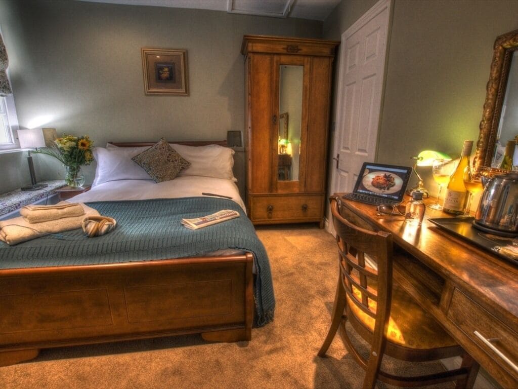 economy double room, ensuite (with shower)