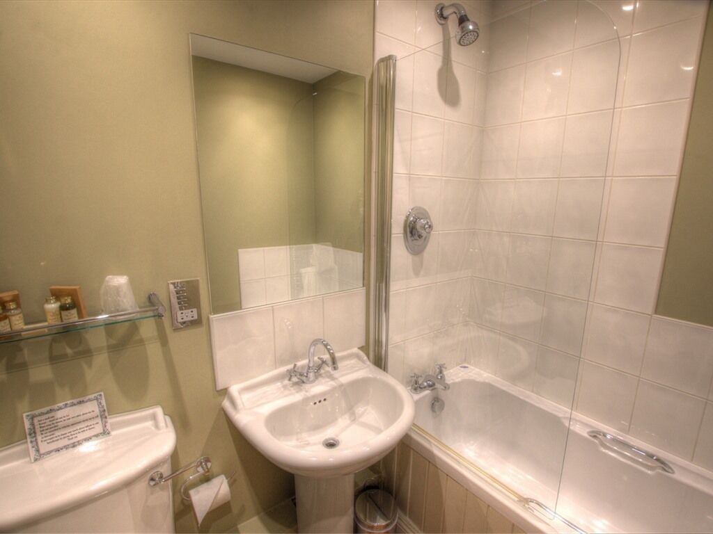 superior double room, 1 king bed, ensuite | bathroom