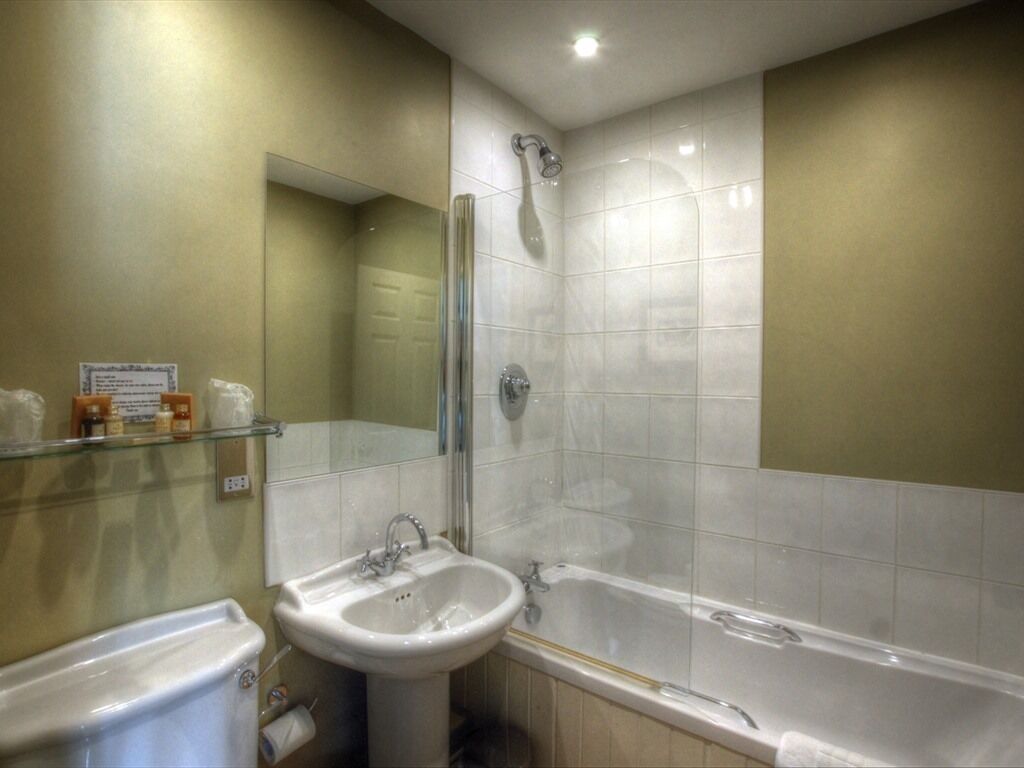 superior double room, 1 king bed, ensuite | bathroom