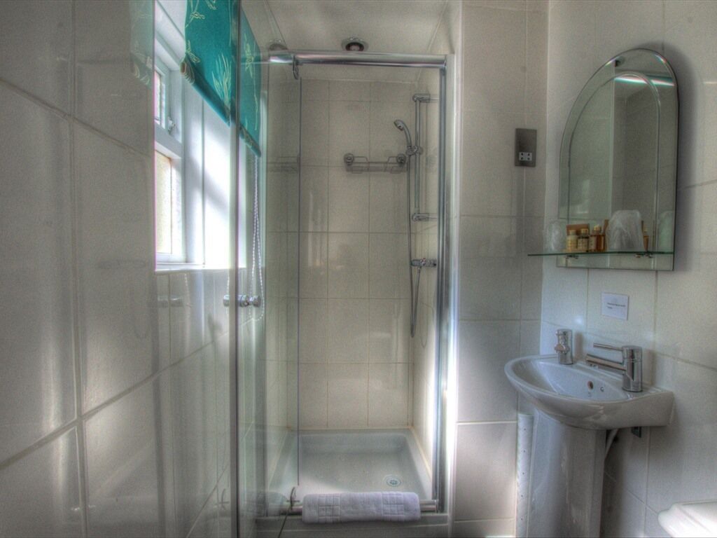 basic double room, ensuite | bathroom