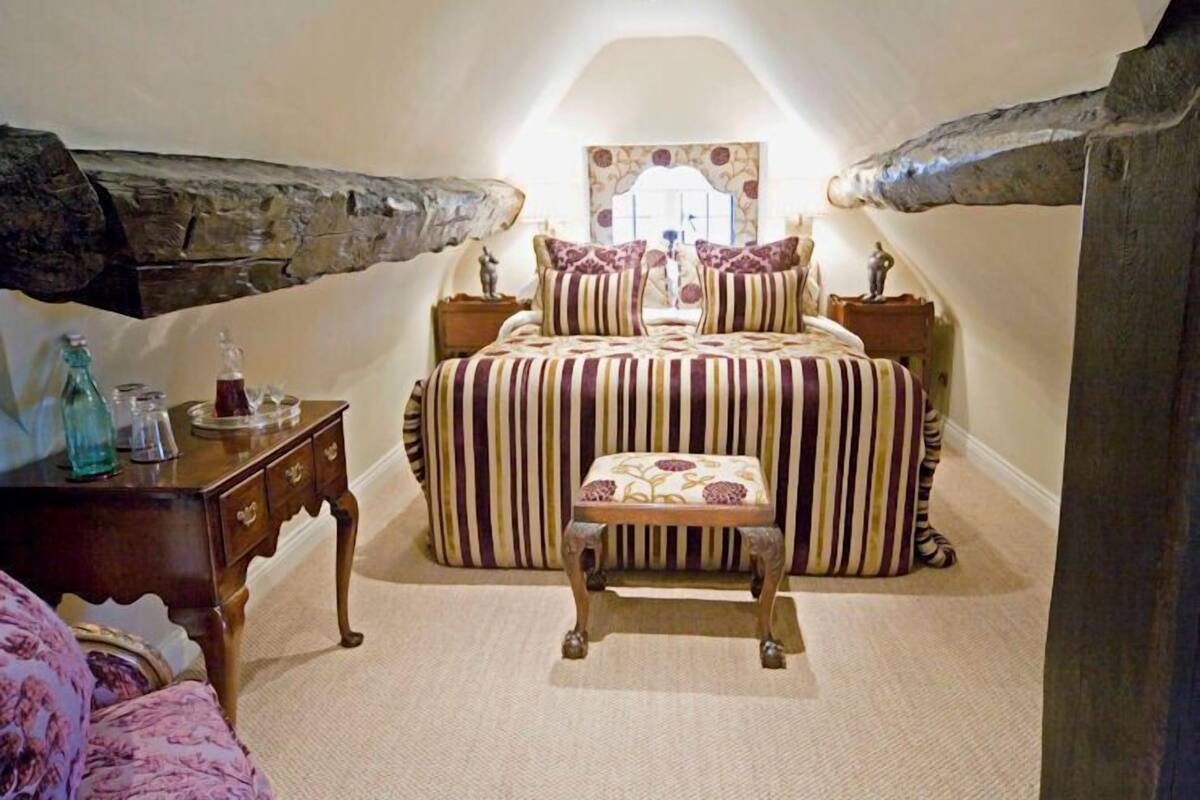 Premium bedding, iron/ironing board, free WiFi, bed sheets