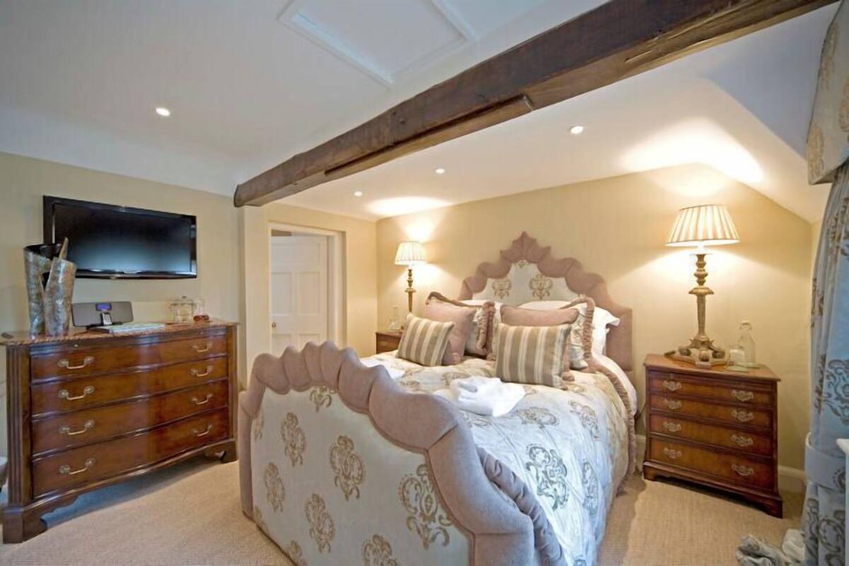 Premium bedding, iron/ironing board, free WiFi, bed sheets