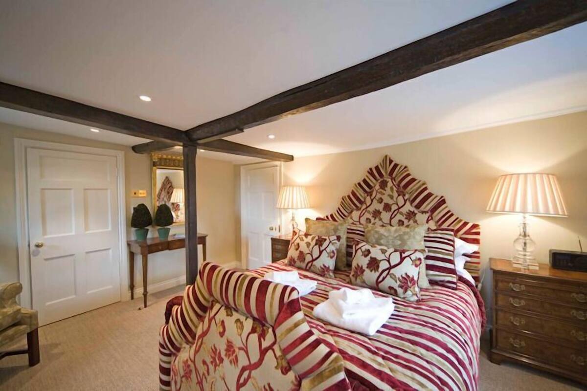 Premium bedding, iron/ironing board, free WiFi, bed sheets