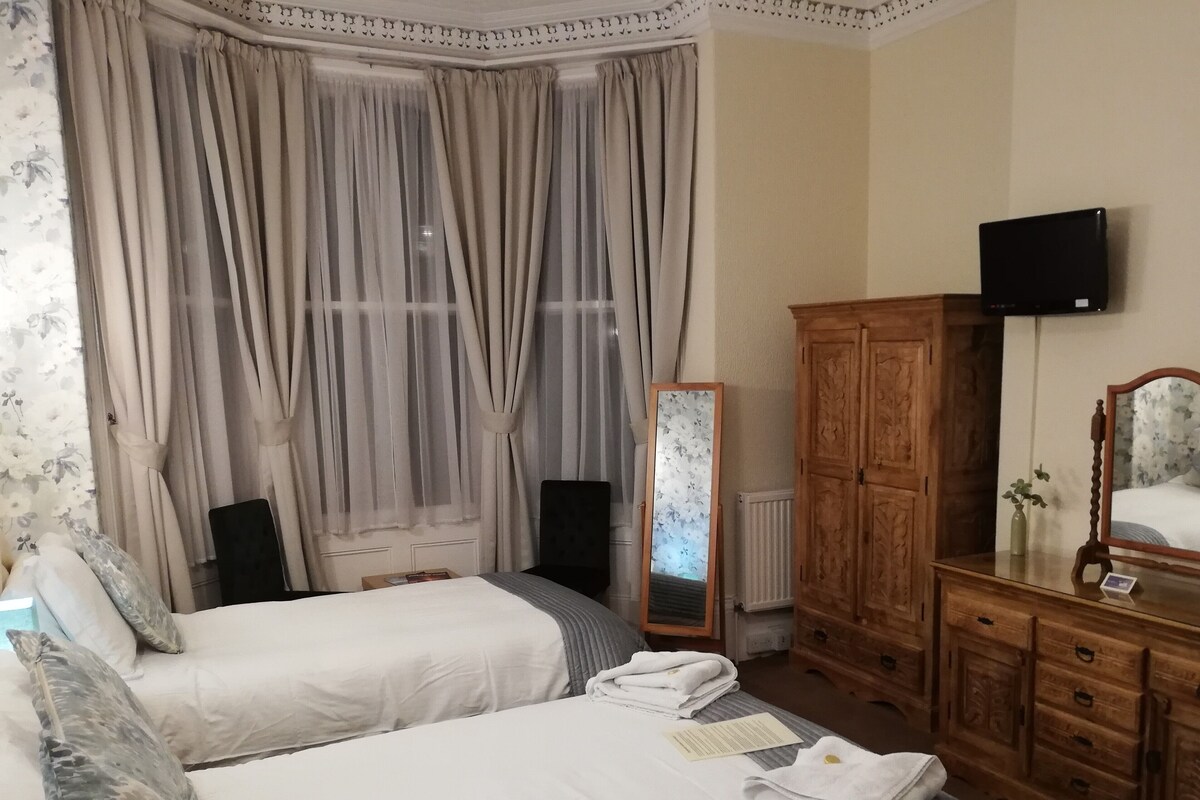 Kahden hengen huone (yksi tai kaksi sänkyä), kylpyhuone makuuhuoneen yhteydessä (First Floor)