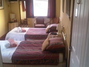 Chambre, lits jumeaux, sdb privée
