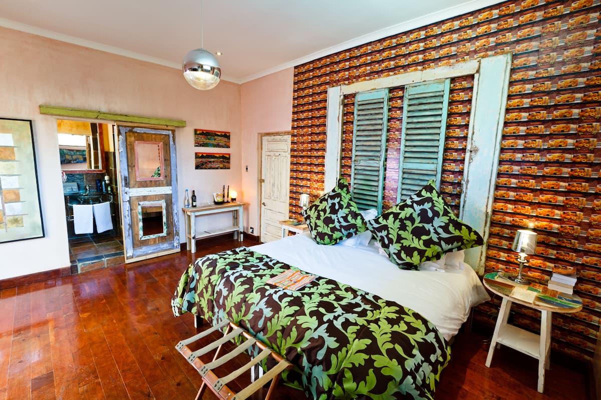 Un dormitorio con cama, cómoda, tocador y espejo.