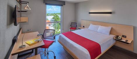 Cubrecamas, escritorio, tabla de planchar con plancha y wifi gratis