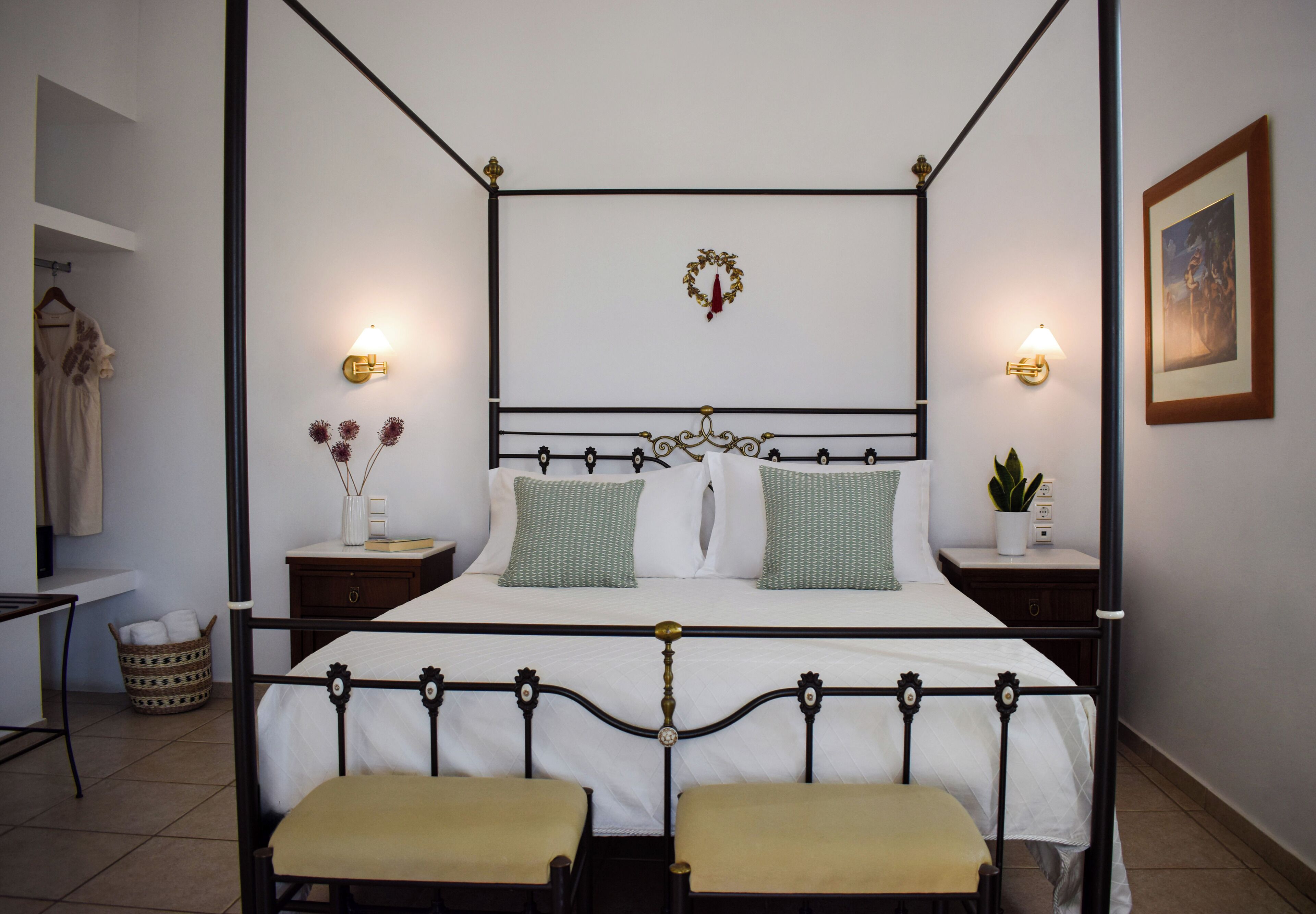 Suite, 1 habitación, bañera | Caja fuerte, decoración individual, mobiliario individual y escritorio