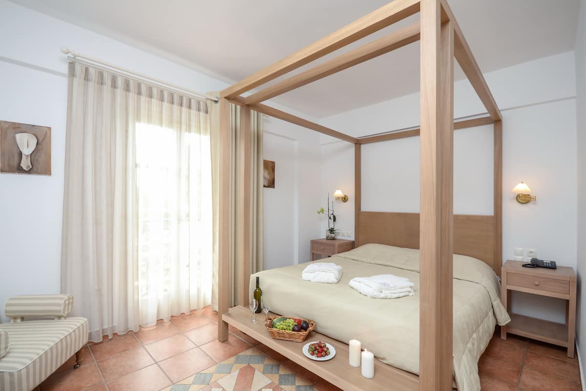Honeymoon Room | 1 bedroom, in-room safe, individually decorated, individually furnished