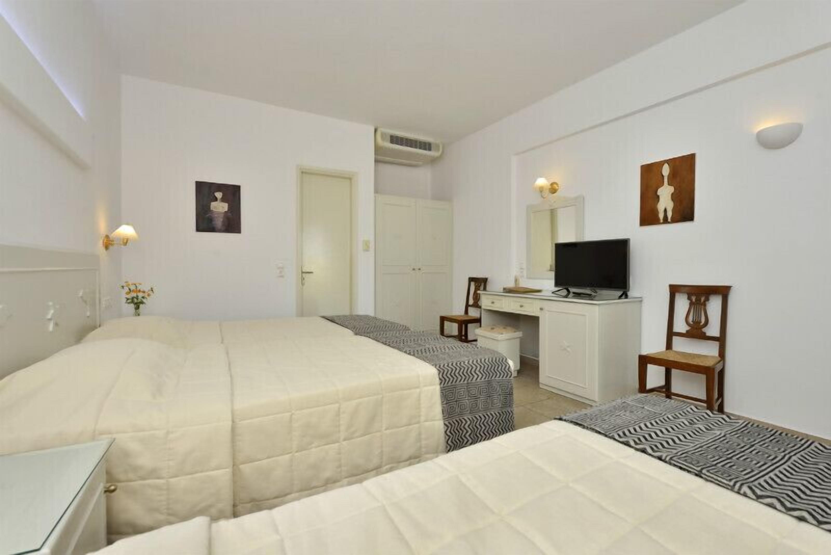 family room | 1 bedroom, in-room safe, individually decorated, individually furnished