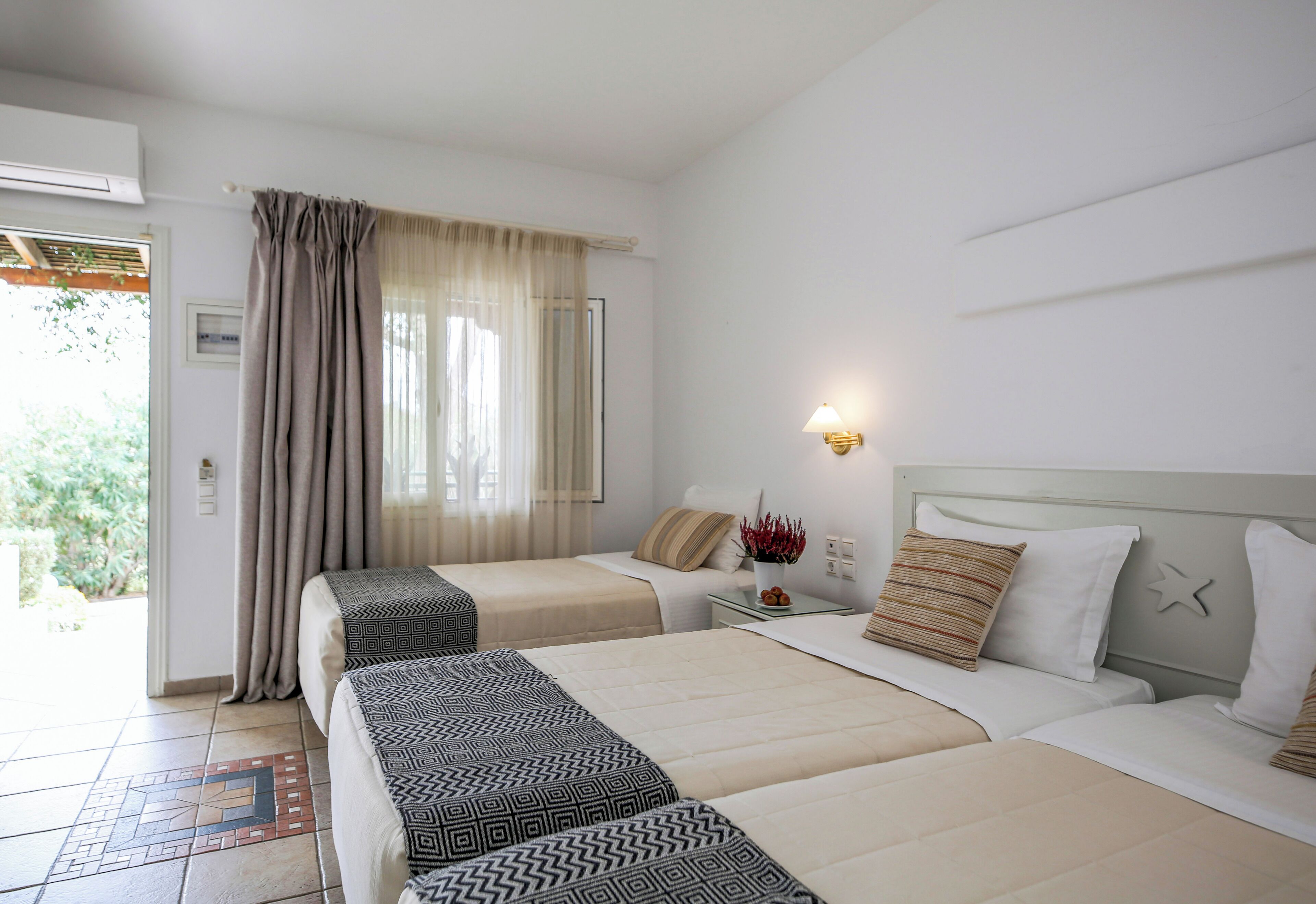 Habitación triple estándar | Caja fuerte, decoración individual, mobiliario individual y escritorio