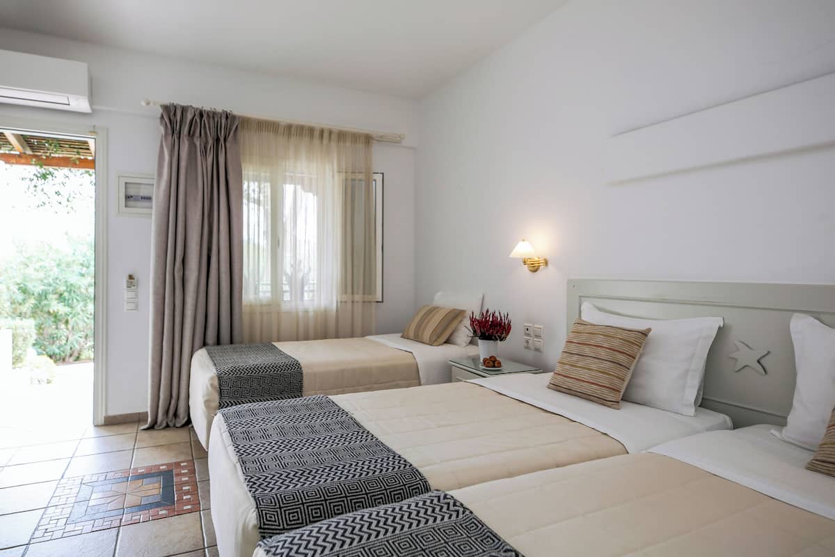 Habitació triple estàndard | 1 dormitori, caixa forta a l'habitació i decoració individual