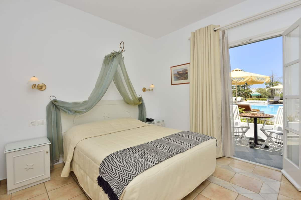 Suite, 1 Bedroom, Bathtub | 1 bedroom, in-room safe, individually decorated, individually furnished