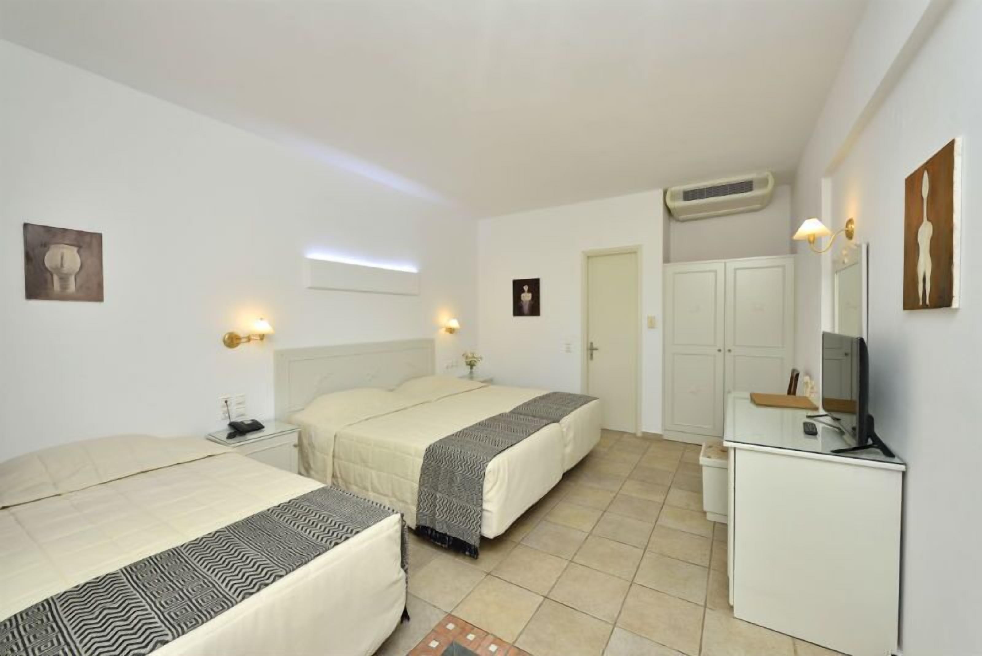 family room | 1 bedroom, in-room safe, individually decorated, individually furnished