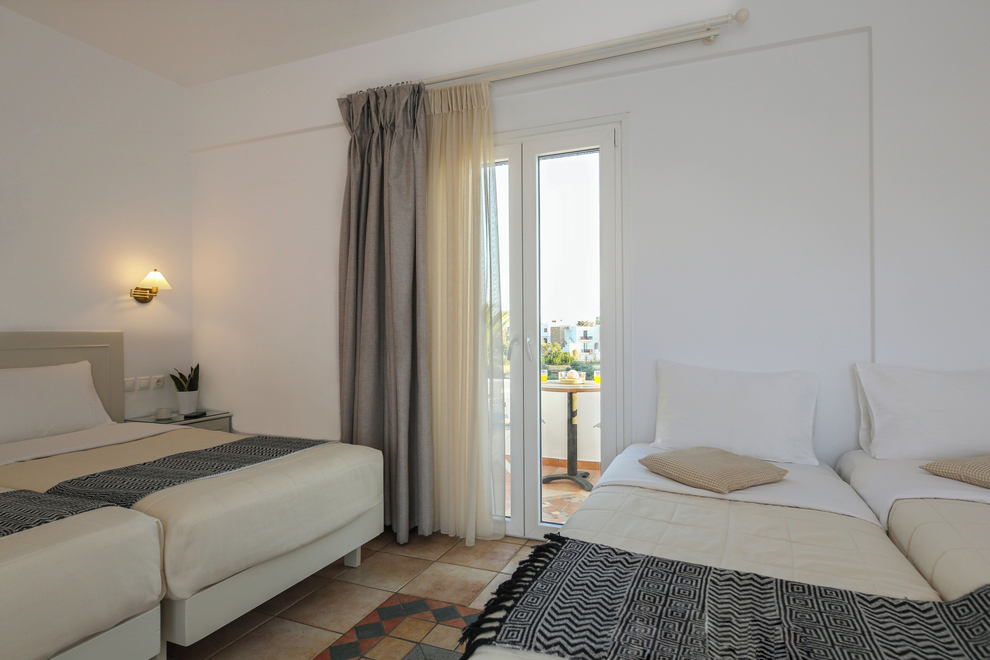 Habitación familiar | Caja fuerte, decoración individual, mobiliario individual y escritorio