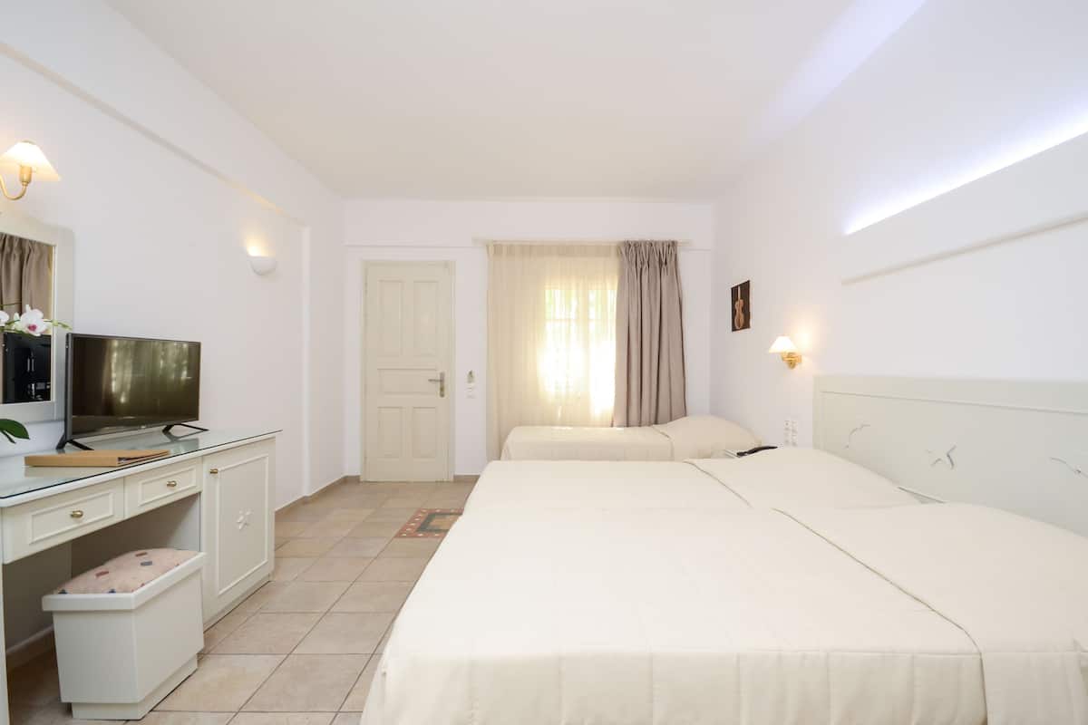 Standard Triple Room | 1 bedroom, in-room safe, individually decorated, individually furnished