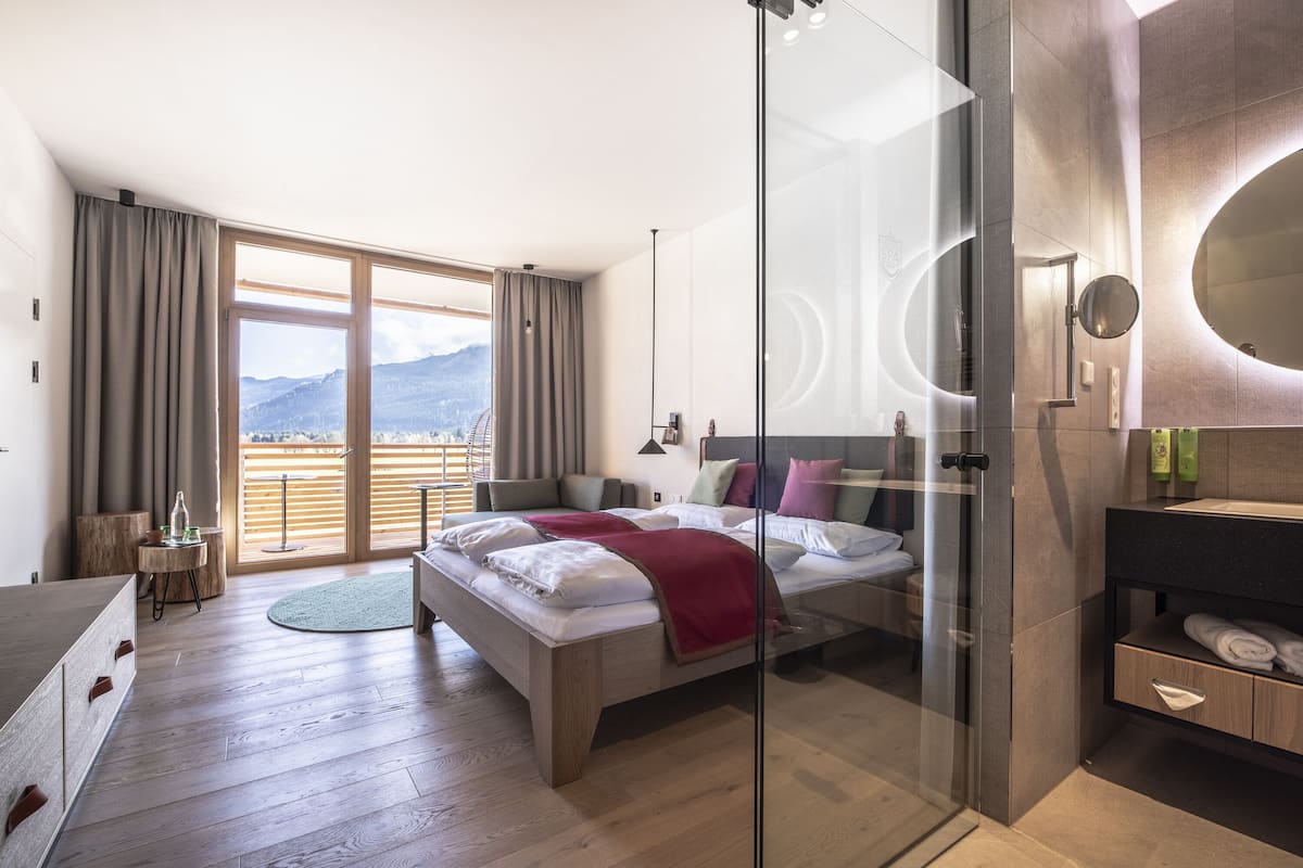 Habitación doble | Ropa de cama de alta calidad y artículos del minibar gratis