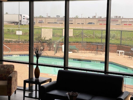 Una piscina al aire libre de temporada